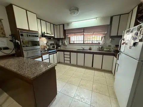 Casa en Venta con 3 cocheras
