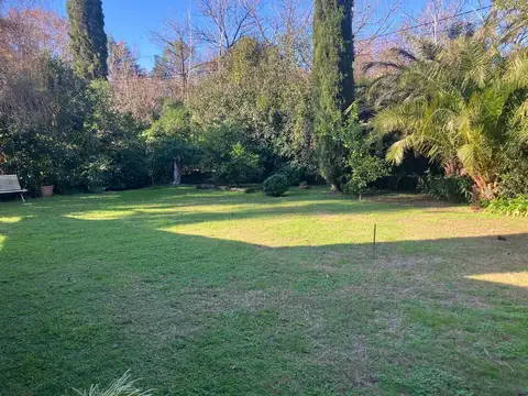 Casa 13 ambientes con 2 baños