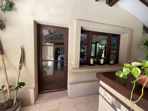 Casa 8 ambientes con 4 baños