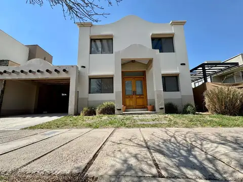 VENTA CASA CON PISCINA Y QUINCHO EN LA BASTILLA