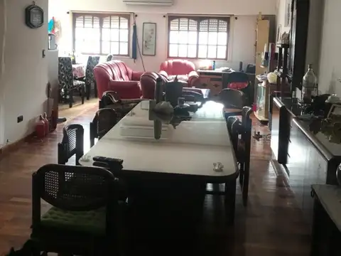 CASA 5 AMBIENTES EN DOS PLANTAS , GARAGE , GALPON , EXCELENTE LOTE PARA CONSTRUIR