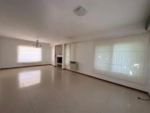 Casa en Alquiler con 3 cocheras