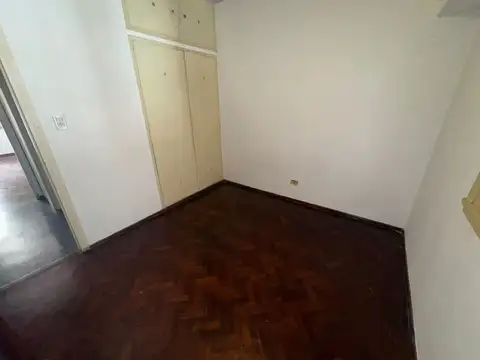 Casa en venta en Alberdi 2 dormitorios, cochera,excelente estado.