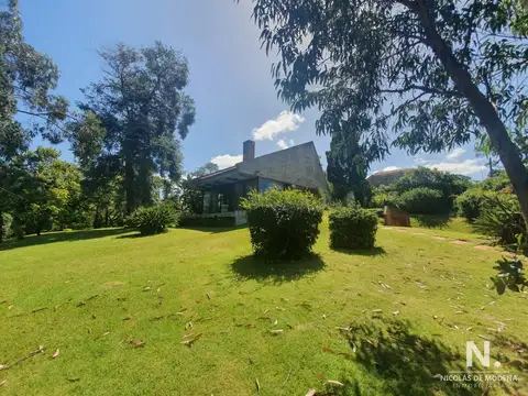Espectacular casa con jardín a la venta