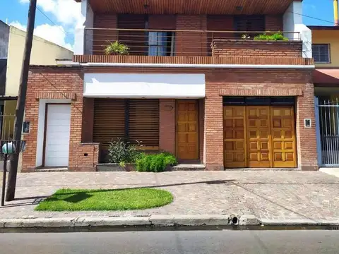 CHALET 5 AMPLIOS AMBIENTES CON EXTENSO PARQUE