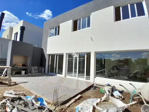 Casa 4 ambientes con 3 baños