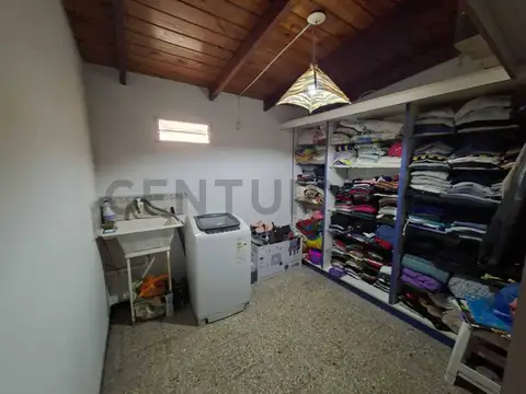 Casa amplia de 4 dormitorios - cochera doble - patio con parrillero
