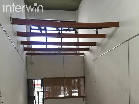 Local con doble altura en excelente ubicación. Sin expensas. - Monserrat