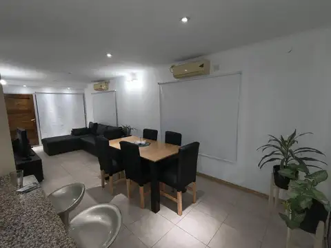 Casa en Alquiler con 2 cocheras