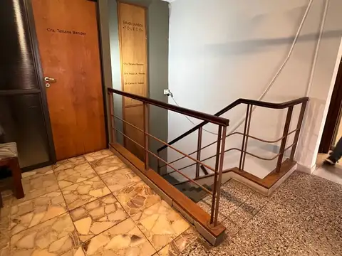 Impactante esquina con Bureau y departamento en microcentro!