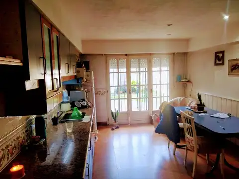 Amplia Casa tipo chalet sobre lote propio MUY BUENA