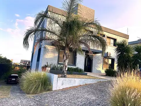 Casa en venta - 4 Dormitorios 6 Baños - Cochera - 1.700Mts2 - La Calera, Córdoba