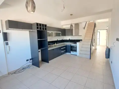 ALQUILER DE IMPERDIBLE DEPTO TIPO DÚPLEX 4 AMBIENTES!