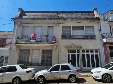 VENTA - Amplia casa de cuatro dormitorios, office, gran patio, cuatro baños. Italia entre Maipu...