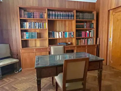 VENTA - Amplia casa de cuatro dormitorios, office, gran patio, cuatro baños. Italia entre Maipu...