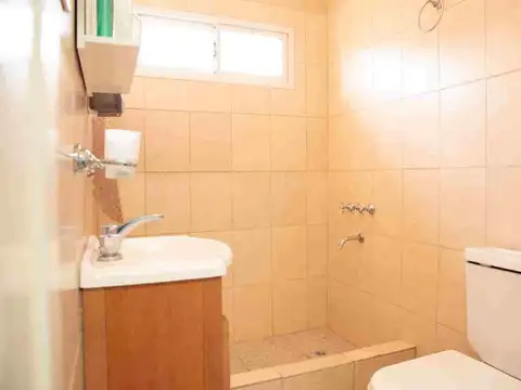 Casa 2 ambientes con 2 baños