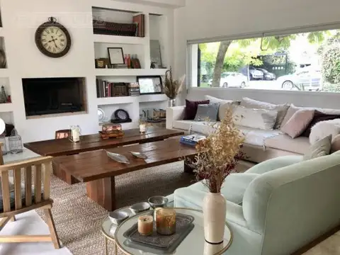 Casa 8 ambientes con 4 baños