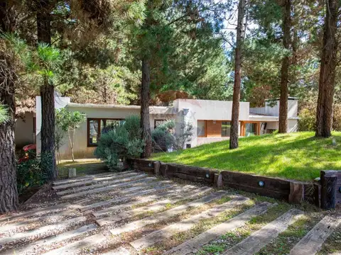 VENTA CASA COSTA ESMERALDA - FONDO LIBRE Y PISCINA