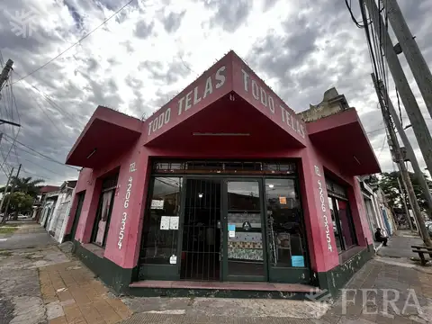 Venta de Local con cochera en Villa Dominico