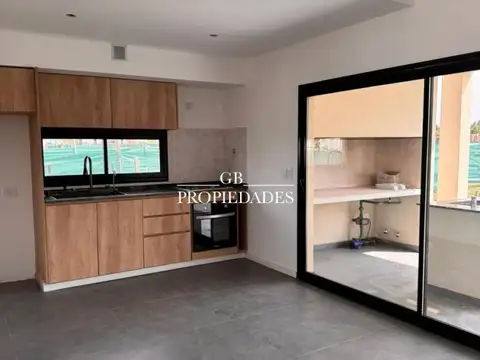 Casa 4 ambientes con 3 baños