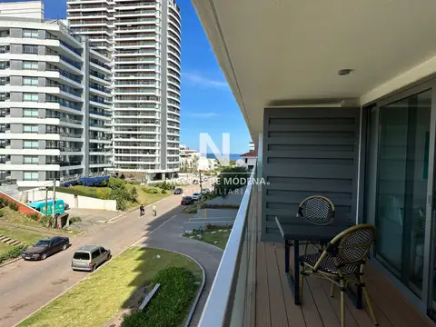 Vende apartamento de 1 dormitorio y medio en Peninsula, Punta del Este