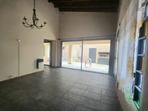 Casa en Alquiler con 2 cocheras