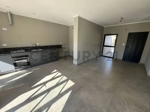 Casa a estrenar — 4 ambientes con cochera y patio