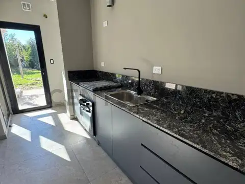 Casa a estrenar — 4 ambientes con cochera y patio