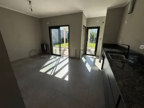 Casa 4 ambientes con 2 baños