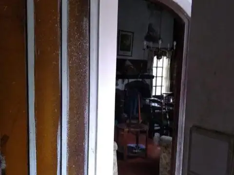 Casa 6 ambientes con 2 baños