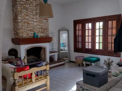 Bella Vista: EXCELENTE CHALET SOBRE AVENIDA