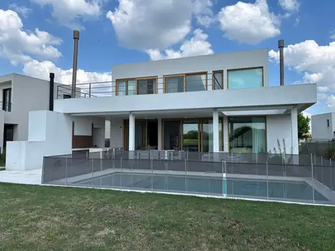 Casa 5 ambientes con 3 baños