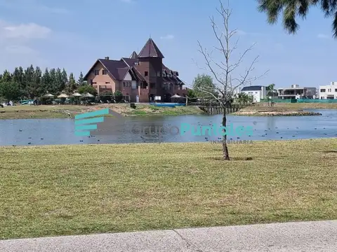 Terreno de 829 M2 con fondo a Laguna en El Principado de San Vicente, Canning