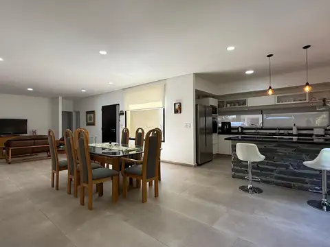 VENTA - CASA 4 AMBIENTES + PILETA