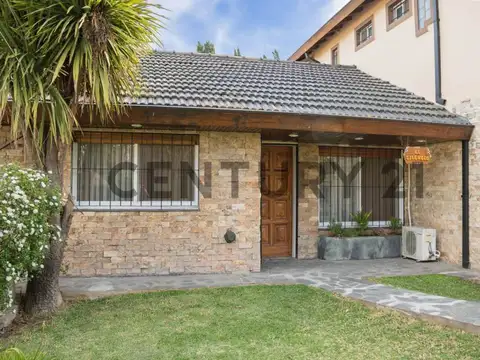 Casa en Venta con 3 cocheras