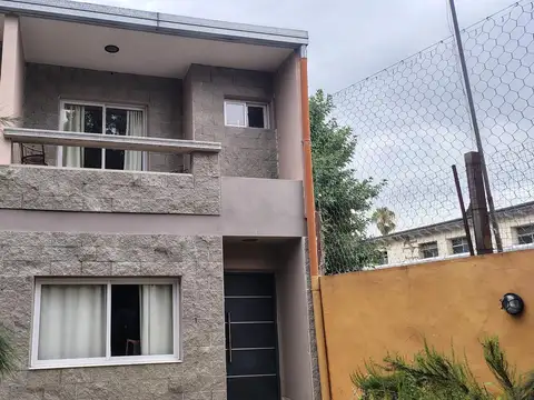 Duplex 3 ambientes - con jardín y espacio guarda coches -