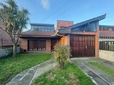 VENTA CASA 5 AMB CON QUINCHO Y PARQUE