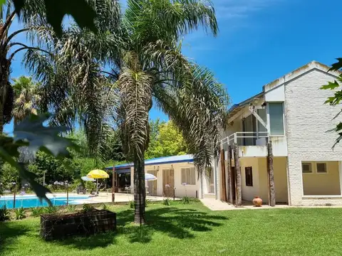 Venta Casa 3 dormitorios con amplio parque - Roldan