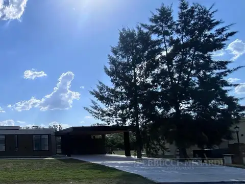 Casa en venta - Club de Campo, Santa Irene - Luján