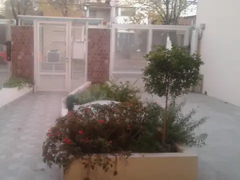 DEPARTAMENTO 3 AMBIENTES CON PARRILLA EN BALCÓN, COCHERA Y BAULERA  