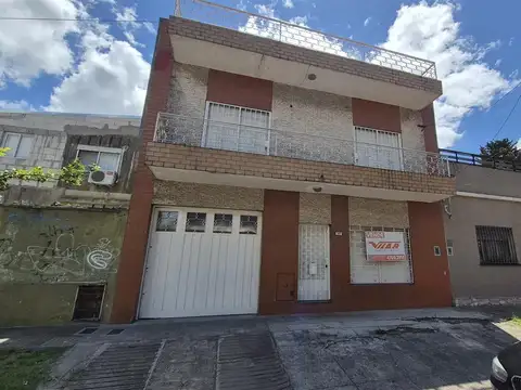 Casa 4amb. en venta,  con garage, patio y terraza.  Villa Martelli