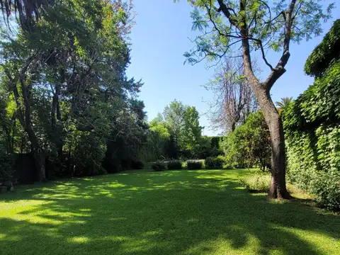 Casa 8 ambientes con 2 baños