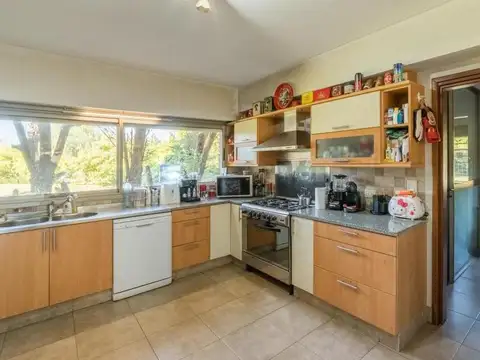 Casa 9 ambientes con 4 baños