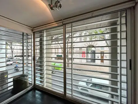 Oficina con cochera, 2 baños, recepción, privado, patio y gran ambiente, alquilada