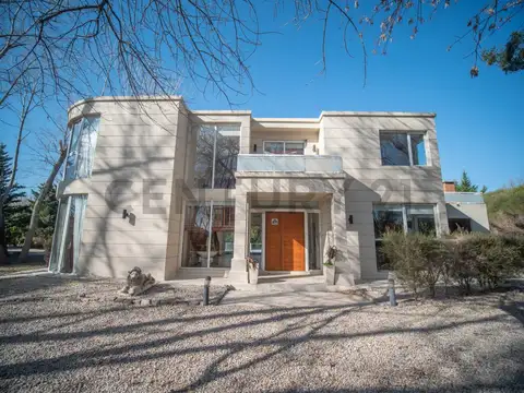 Casa 8 ambientes con 3 baños