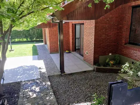 Casa en Alquiler con 1 cochera