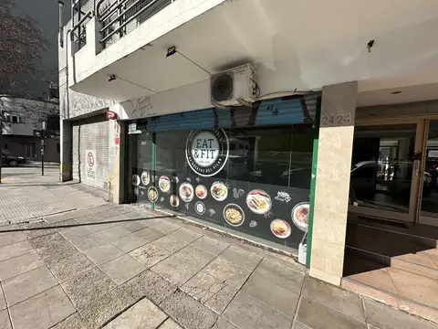Excelente Local sobre av. Juan B. Justo