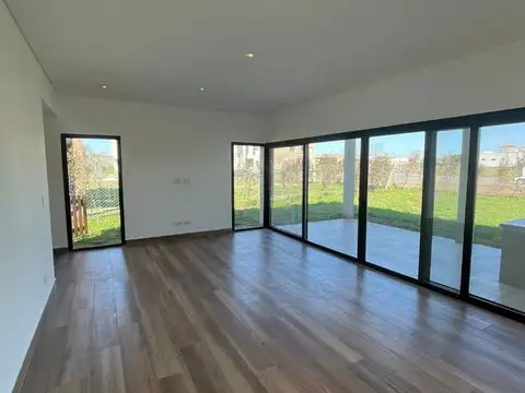 Casa 4 ambientes con 3 baños