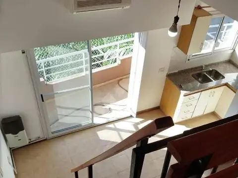 San Martín Centro. Excelente depto. 2 amb. c/entrepiso y bal