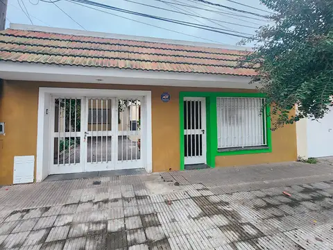 VENTA HERMOSA CASA DE 2 DORMITORIOS CON COCHERA